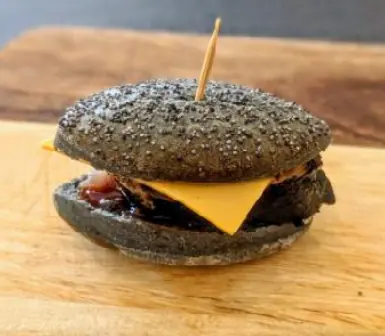 Black Pearl, mini-burger au pain noir