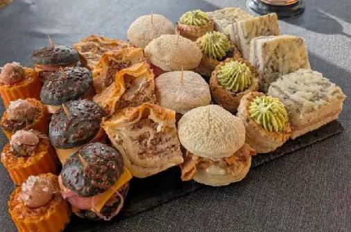 Plateau de mini-burgers et feuilletés