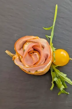 Rose de jambon et tomate cerise