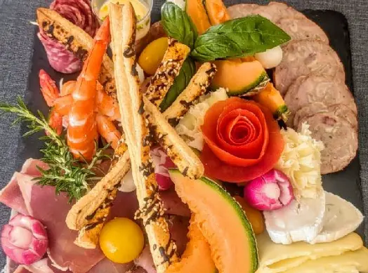 Planche apéritive fleurie