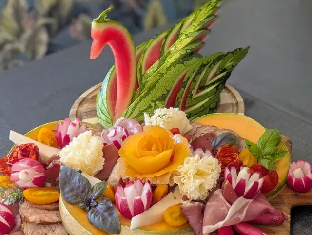 Planche fruits et cygne de pastèque