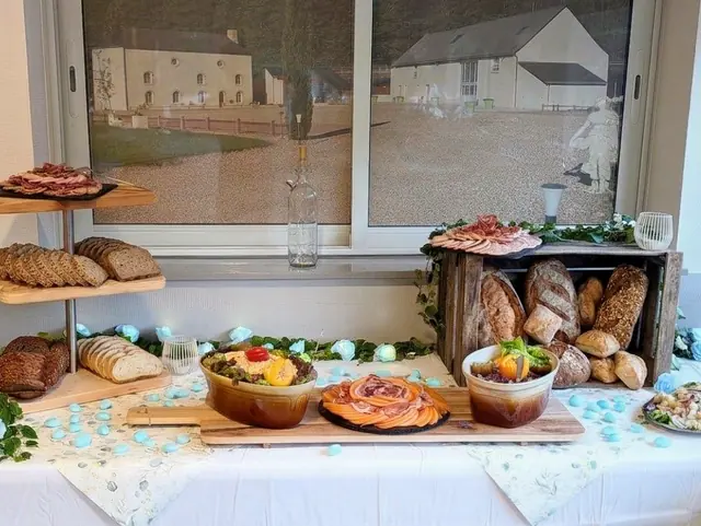 Buffet brunch : pains, salades et douceurs