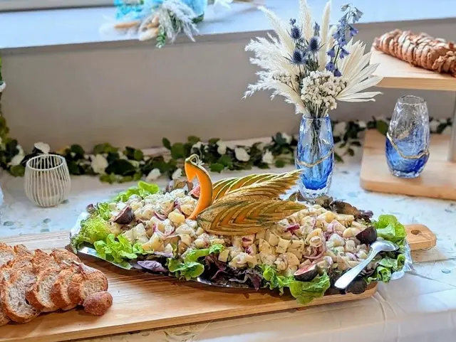 Grande salade composée en buffet